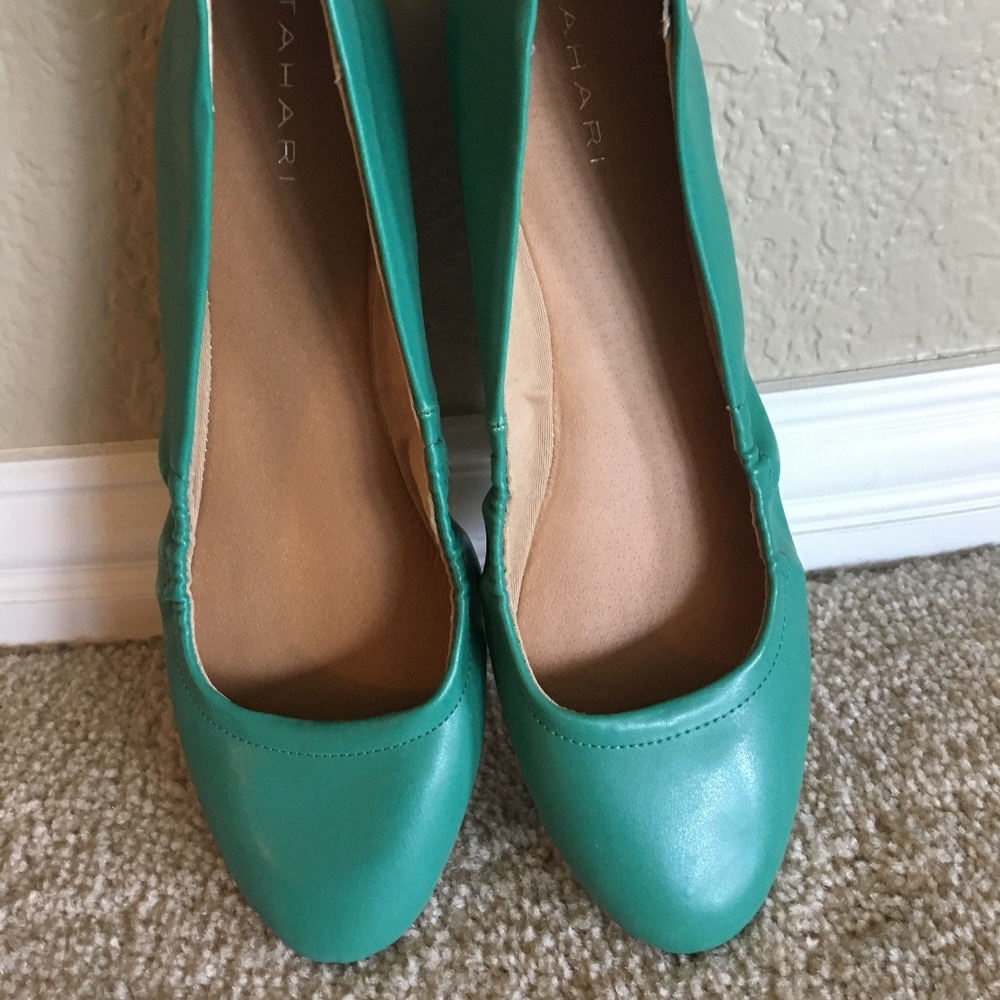 Tahari faux leather green ballet flat 8 1/2